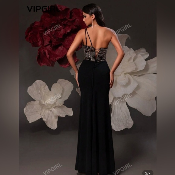 Elegant Black One-Shoulder Evening Dress - Picture 2 of 7